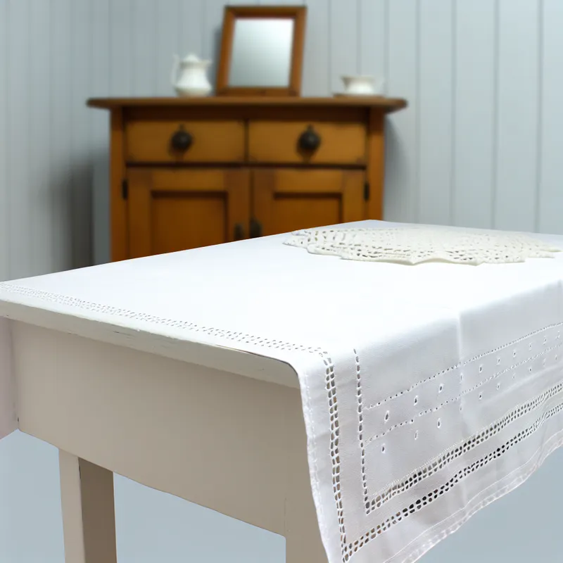 Minimalistisch tafelkleed op houten tafel met wit gestikt doekje en houten kast op de achtergrond in stijl van Dick Bruna